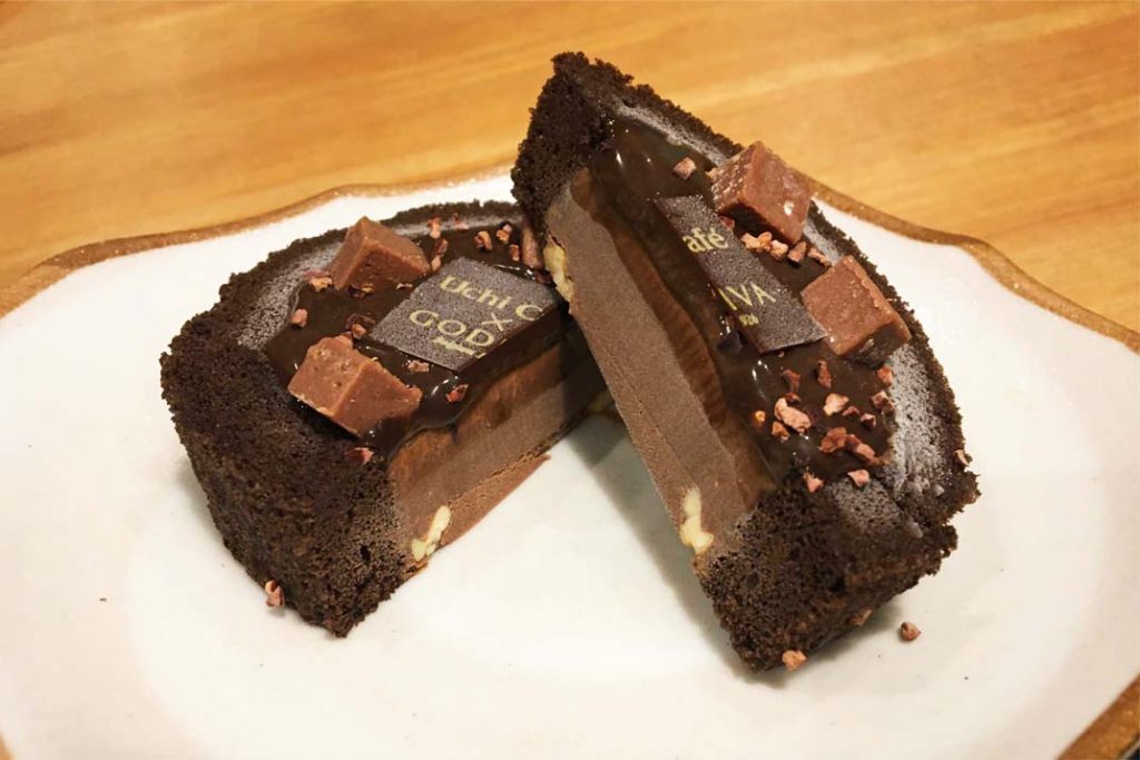 ウチカフェ×ゴディバ ショコラアイスクリームロールケーキ断面図
